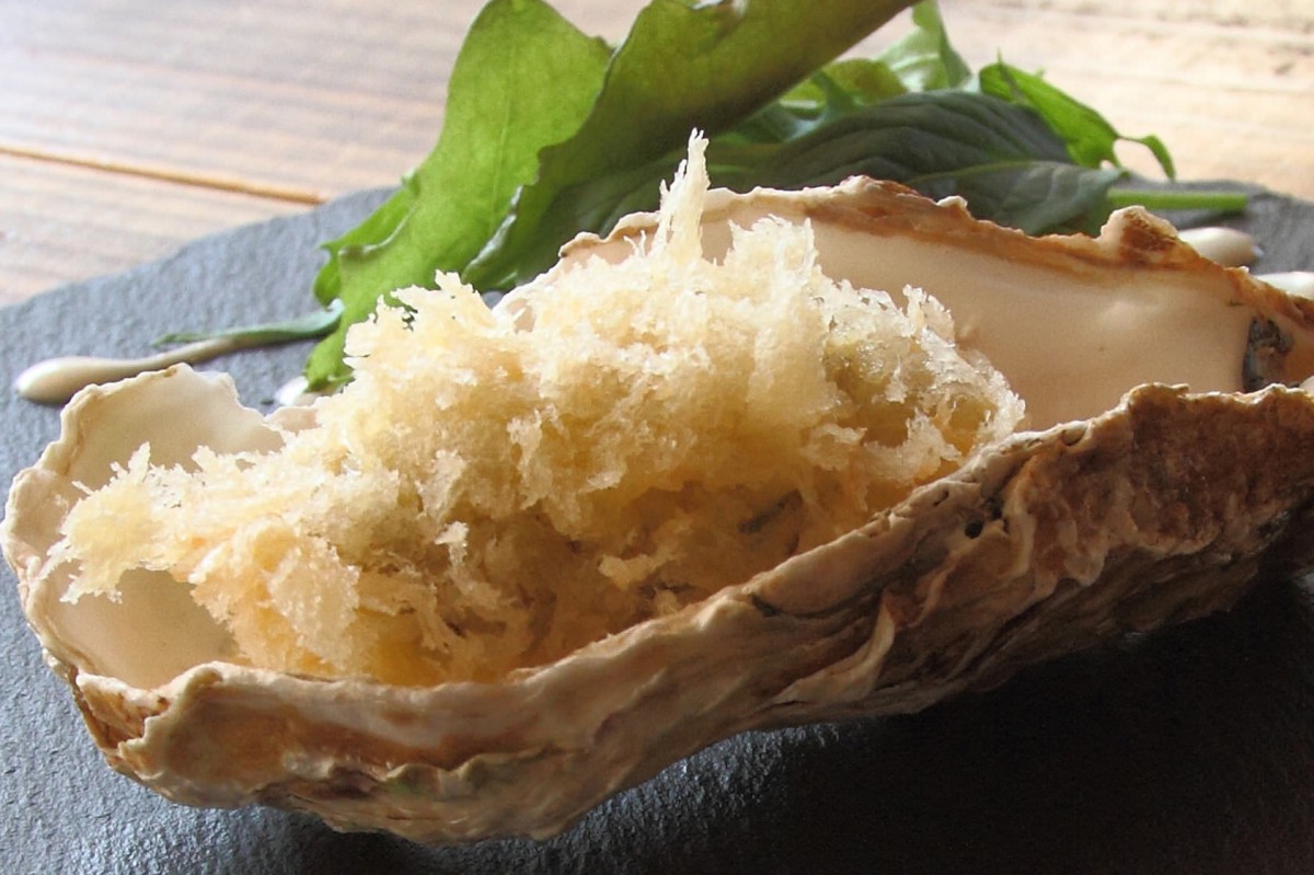 生食できる広島県産牡蠣を､特別なパン粉でさっくりと揚げた白いカキフライ