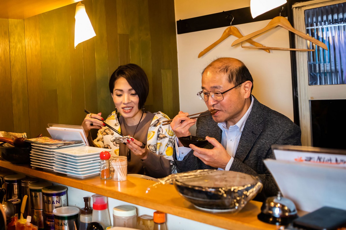 それぞれ味わいながら食べていく羽倉教授と大須賀研究員