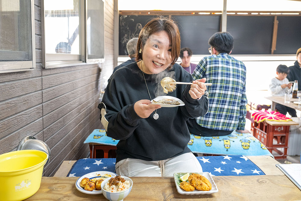 驚愕の大きさ！　広島一「かき小町」を愛する生産者の牡蠣小屋、の巻