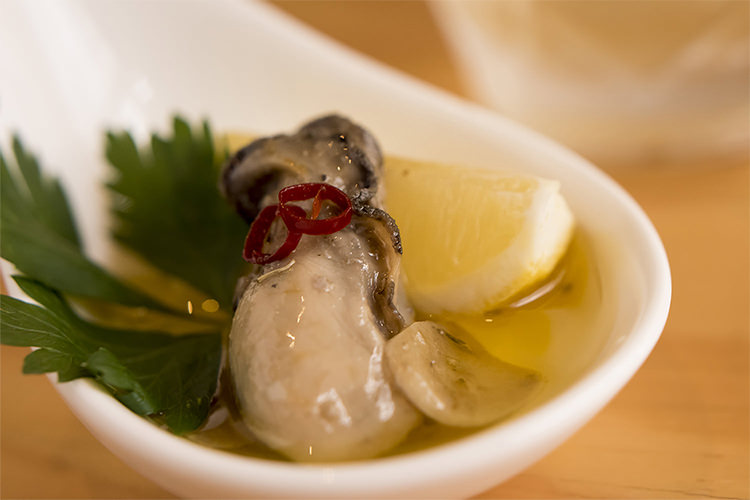 自家製牡蠣のオイル漬け 牡蠣ングダム 広島はしご牡蠣