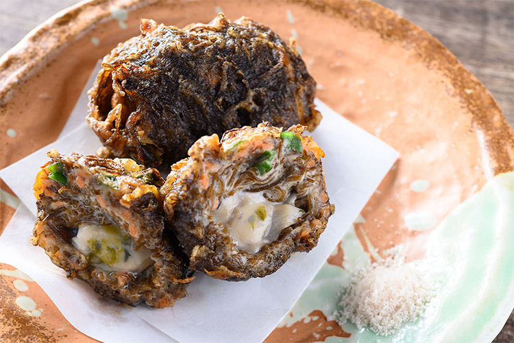 カキともずくの天ぷら
 牡蠣ングダム 広島はしご牡蠣
