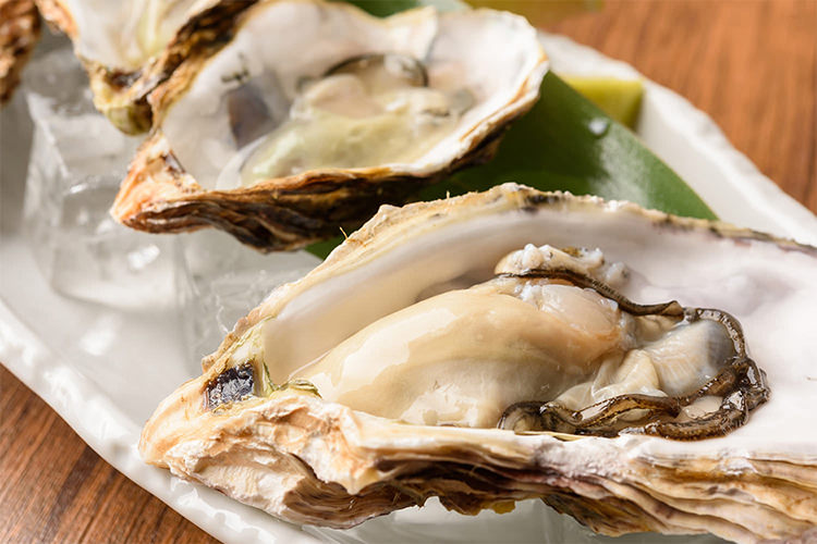 生牡蠣4種盛り 牡蠣ングダム 広島はしご牡蠣