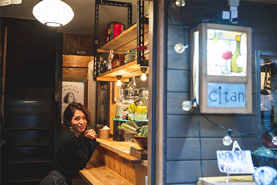 エキニシの人気店｢citan(シタン)｣から微笑みかける牡蠣食う研エキニシ担当の大須賀研究員