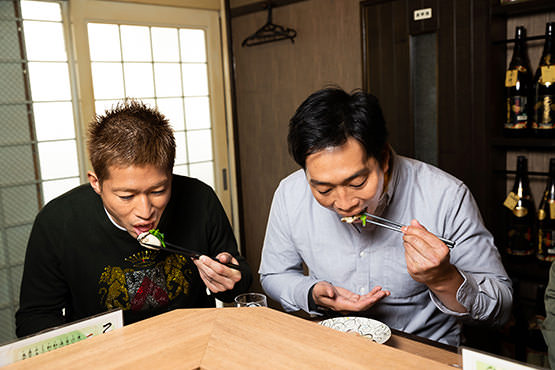 牡蠣と菜の花の煮浸しを食べる森﨑浩司さんと､天谷宗一郎さん